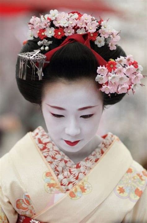 Geisha (With images) | Geisha hair, Japanese geisha, Geisha