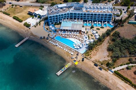 Drohnenfotografie aus der Terrasse mit Pool und Liegestühlen vom Iliada Suites Hotel auf Naxos ...