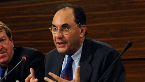 Político español Alejandro Vidal-Quadras recibe un balazo en el rostro