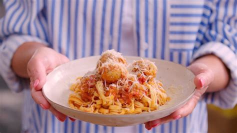 Laura’s Mum’s Meatball Pasta | My Market Kitchen