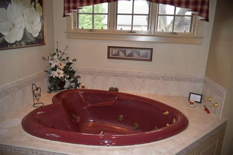 23 Pennsylvania Hotels with Hot Tub, Whirlpool or JACUZZI® in room