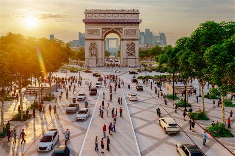 La transformation des Champs-Élysées, symbole d’une ville et d’une époque