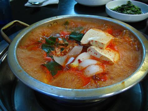 File:Korean.food-kimchi.jjiggae-01.jpg