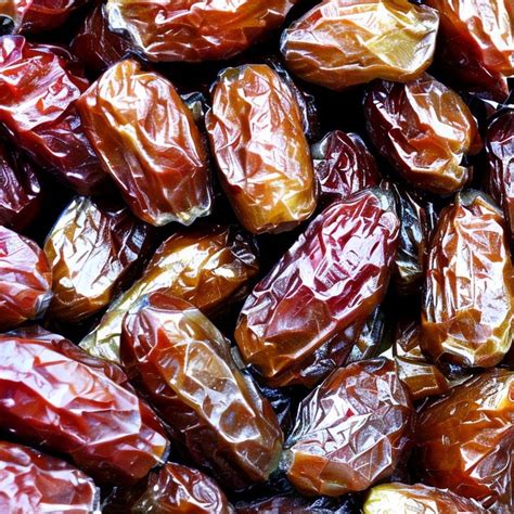 6 Most Popular Types of Date Fruits - YouEatPlants.com