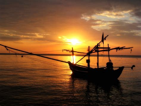 Sunset Fishing Boat | Sunset behind a fishing boat on Ko Pha… | Flickr