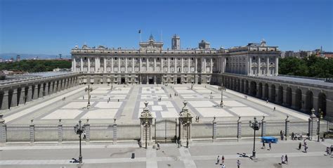 Plaza de la Armeria Top Tours and Tips | experitour.com