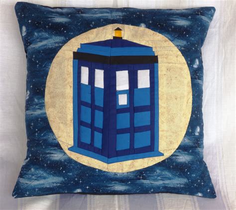 cushion - dr. who : the tardis | Painting, Tardis, Quilts