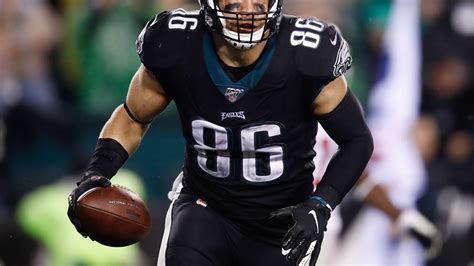 Roundup: Zach Ertz pushing to play through rib injury