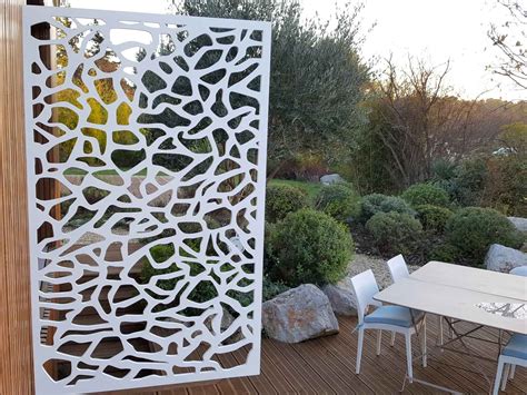 Brise vue design pour un jardin : pensez au bois