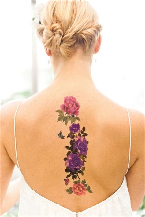 Rücken Tattoo für Frauen, Blumen Motive in Rosa und Lila, kleiner Schmetterling | Beau tatouage ...