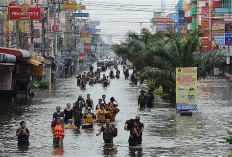 Thailand flood reaches Bangkok - Photos - The Big Picture - Boston.com