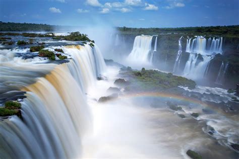 Vibrant Rainbows at Iguazu Falls – 4K Ultra HD Wallpaper