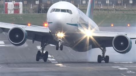 Aviation video: landing gear hammered in touchdown turbulence - Landing