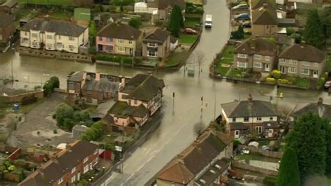 Oxfordshire and Berkshire flooding disruption continues - BBC News