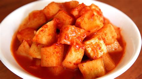 Cubed radish kimchi (kkakdugi: 깍두기) - YouTube