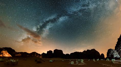 Milky way above red Wadi Rum desert at night, Jordan | Windows Spotlight Images