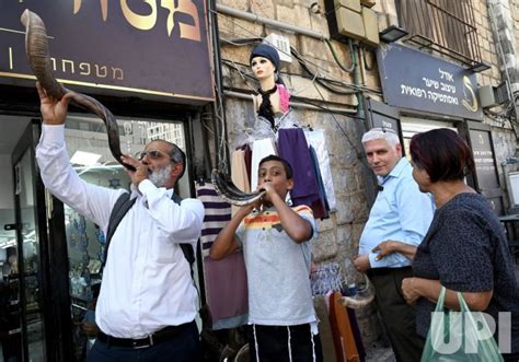 Photo: Israelis Blow The Shofar For Rosh HaShanah In Jerusalem ...