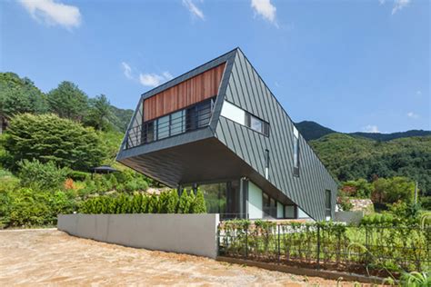 South Korea's Zinc-Clad Leaning House Tilts Upwards to Let in Buckets of Sunlight