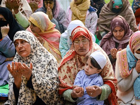 Kashmir: Eid celebrated with traditional fervour; no Eid prayers at ...