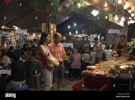 Choosing food in a restaurant, Temple Street Night Market, Mong Kok, Hong Kong Stock Photo - Alamy