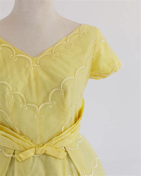 Vintage Dress - 1950s lemon yellow dress - Waist 24 - Gem