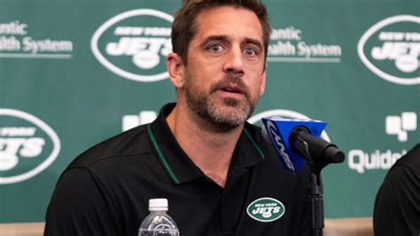 Aaron Rodgers practices for first time in New York Jets uniform