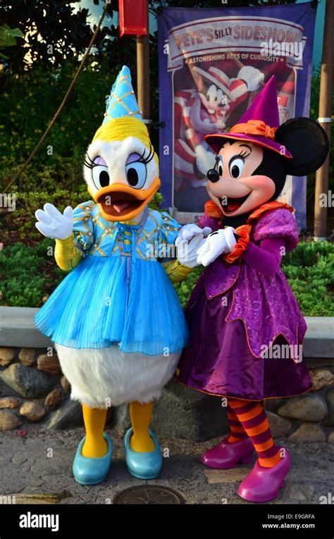 Minnie Mouse And Daisy Duck Disneyland | Images and Photos finder