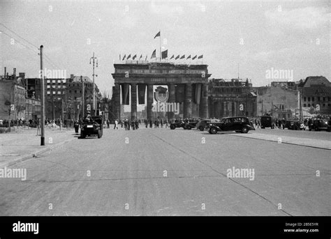 Brandenburg gate 1945 hi-res stock photography and images - Alamy