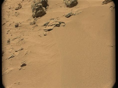 Curiosity rover finds old streambed on Martian surface