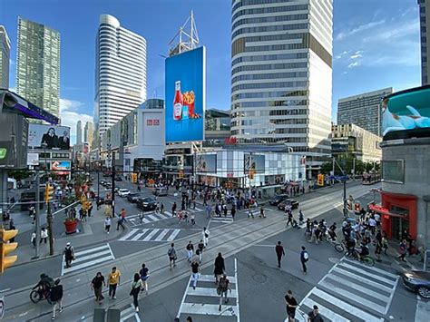 Yonge–Dundas Square - Wikipedia