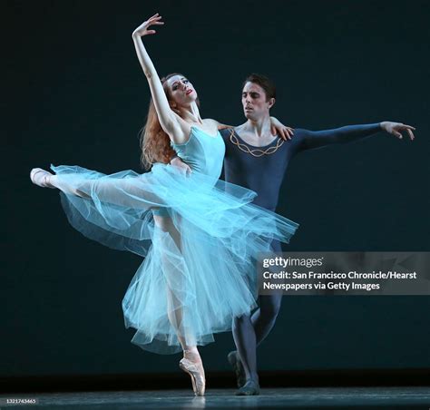 San Francisco Ballet dancers Jennifer Stahl and Luke Ingham in... Photo d'actualité - Getty Images