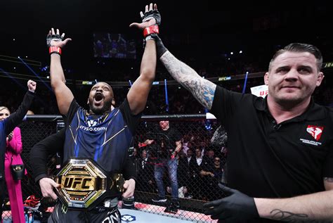 Jon Jones wins UFC heavyweight title after 3-year sabbatical