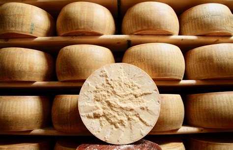 Parmigiano Reggiano: come riconoscerlo, gustarlo e abbinarlo per le ...