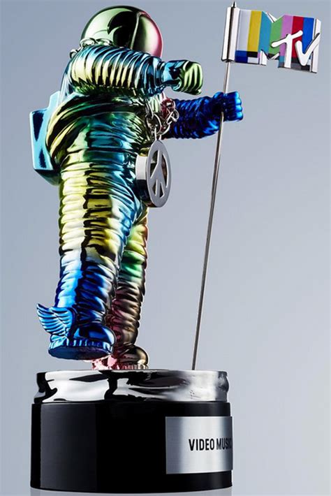 Jeremy Scott’s MTV VMAs Moon Man Award Now Has An Emoji Version ...