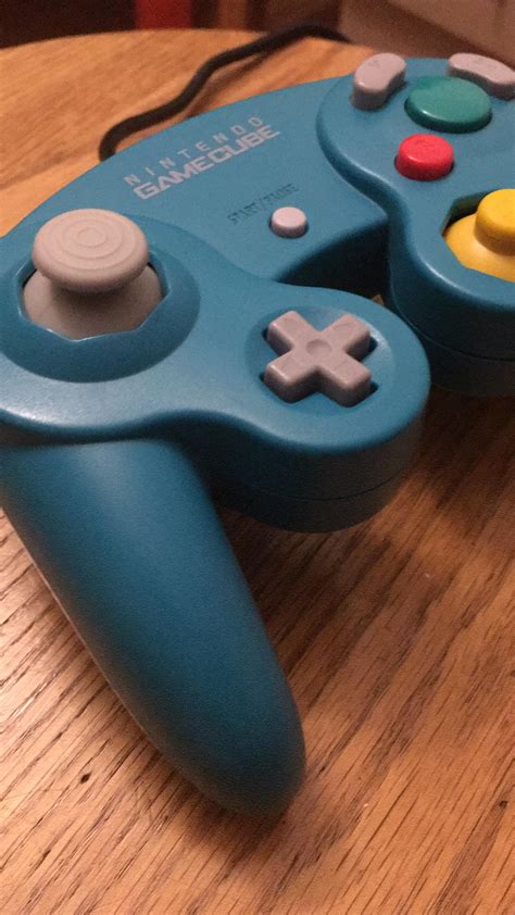 Owners of the emerald blue gamecube controller, what color do you see ...