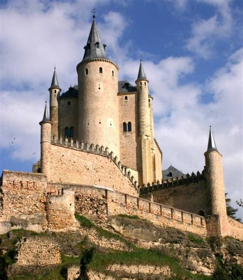 Os 10 castelos mais fascinantes do mundo | Lugares... | Castelos famosos, Ruínas de castelo e ...