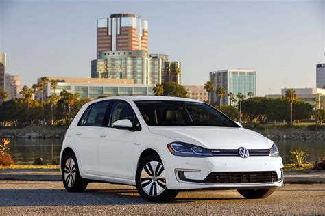 2017 Volkswagen e Golf front three quarters - Motor Trend en Español