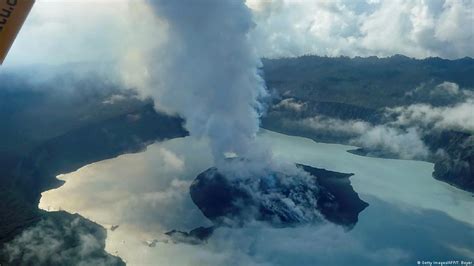 Vanuatu volcano prompts full island evacuation – DW – 07/27/2018