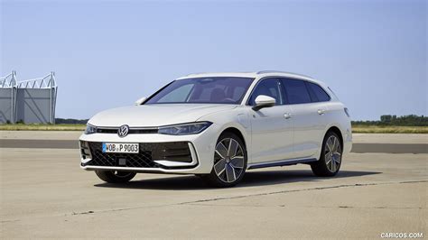 Volkswagen Passat Variant | 2024MY R-Line Hybrid (Color: Oryx White Pearl) | Front Three-Quarter