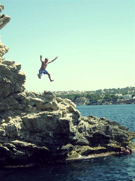 Acrophobia: Definition, Treatment, Causes, FAQs – Fonsly