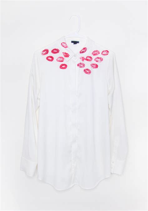 DIY Maison Margiela Inspired Lipstick Kiss Print Blouse | Blouse diy, Kiss shirt, Kiss clothes