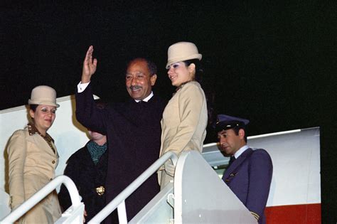 File:Anwar el-Sadat waving goodbye.jpg - Wikimedia Commons
