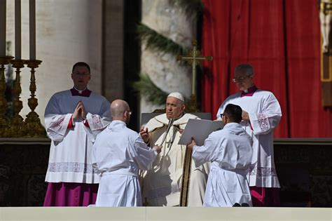 Pope Francis appeals for peace in Ukraine, Holy Land in Easter message | National Catholic Reporter