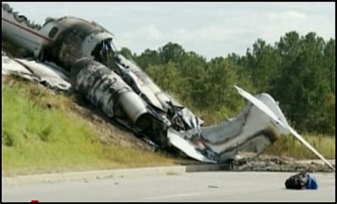 Travis Barker plane crash photos – TheCount.com