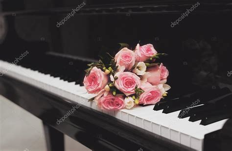 Pictures: piano with flowers | Bouquet of flowers and piano — Stock Photo © Guas #52920133