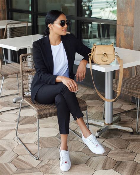 Girlboss outfit - black suit - white sneakers - white tee | Ropa casual de trabajo, Ropa casual ...