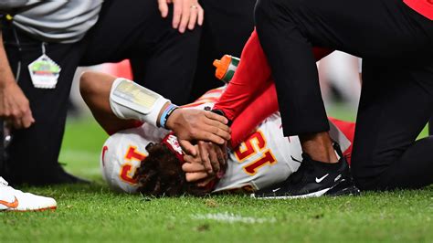 Patrick Mahomes MRI results show dislocated knee cap, will return in ...