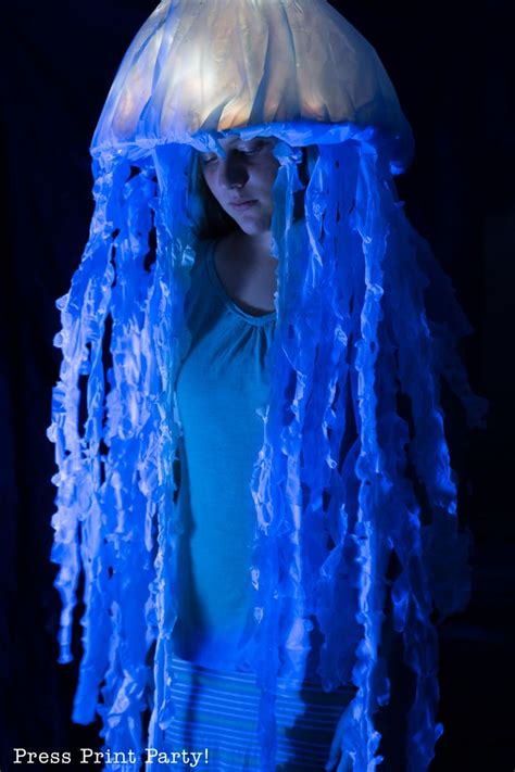 Awesome Jellyfish Costume DIY (Easy Light Up Hat) | Jellyfish costume diy, Jellyfish costume ...