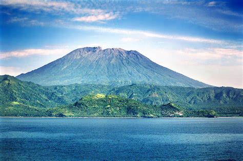 Daftar Nama Gunung di Indonesia Beserta Lokasi dan Ketinggiannya - Gratis Info News