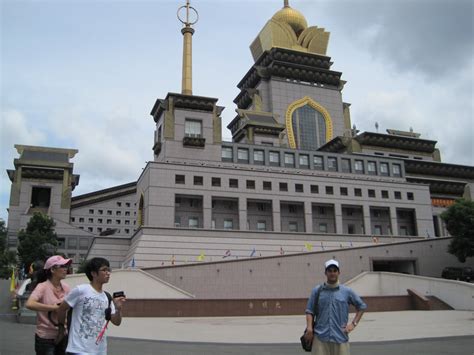 We are blogging: Chung Tai Shan Monastery